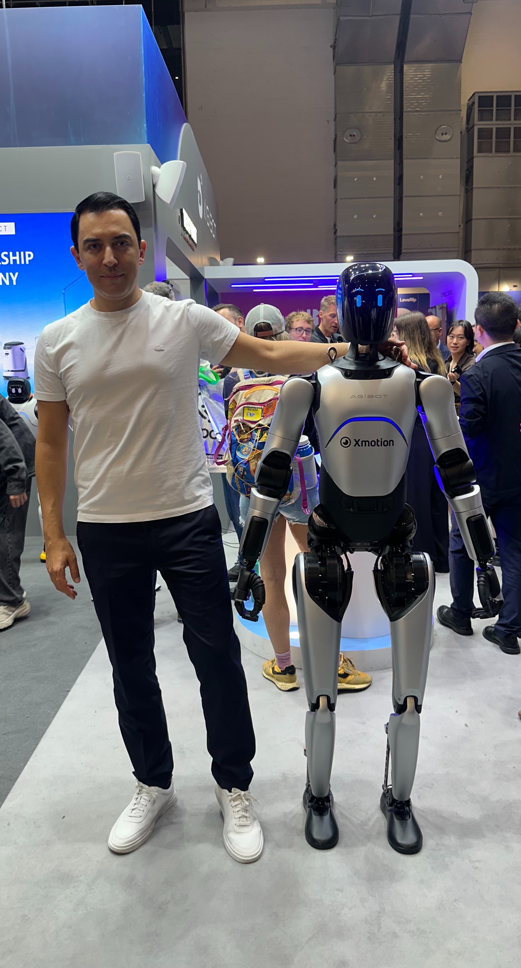 GappAI-Vertreter neben einem humanoiden AGIBOT-Roboter auf der IFA Berlin